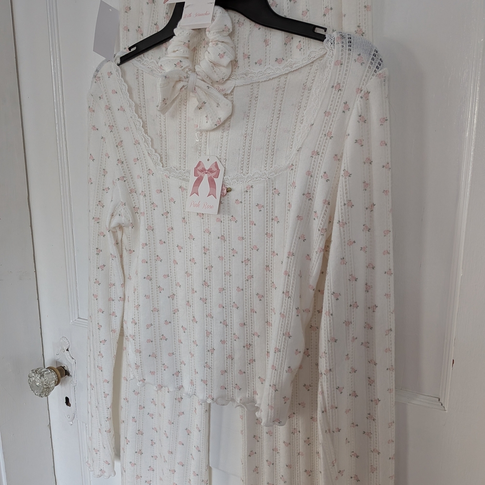 Pink Rose Floral Two-Piece Set with Scrunchie NWT - Picture 10 of 11